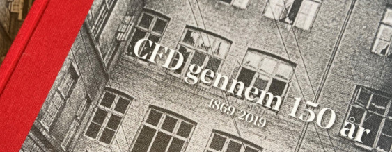 Et udsnit af forsiden på bogen CFD 150 år - 1896-2019. Forsiden er sort og hvis og viser Arbejdshjemmet for døvstumme piger