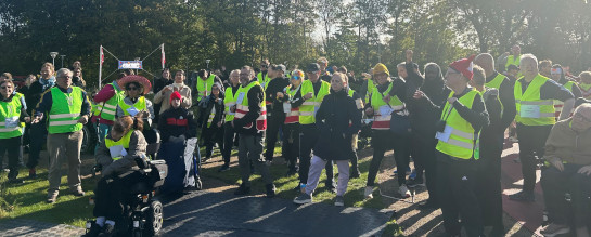 et billede med en masser af beboerne i CFD, som deltager i den årlige motionsdag med ens gule veste. Solen skinner og der er god energi.