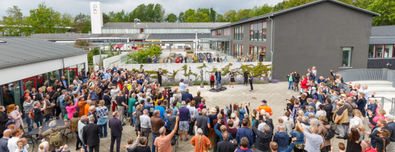 En masse mennesker, der står og ser på afsløringen af en statue på en af pladser på CFD i Søborg