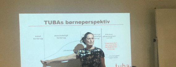 Psykolog og regionsleder i TUBA, Dorthe Sund From, peger på et powerpoint, hvor der blandt andet står: Børnenes perspektiv