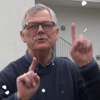 Kurt Faber-Carlsen taler tegnsprog udenfor CFD's kontorbygning i falsk snevejr