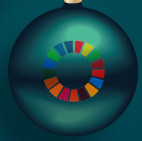 En grøn baggrund med en mørkegrøn julekugle med FN's verdensmålscirklen