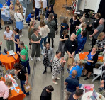 Et mylder af mennesker - CFD-medarbejdere - fotograferet oppefra
