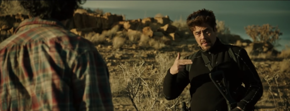 Screenshot fra filmen, hvor Benicio del Toro taler tegnsprog