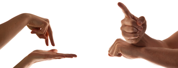 Modelfoto på hvid baggrund af to par hænder der taler tegnsprog.