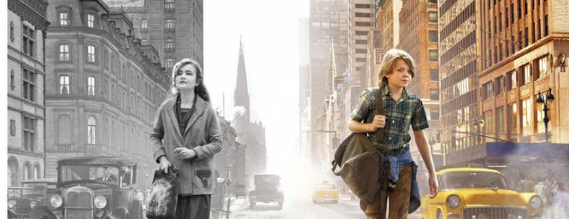 Reklamebillede fra en film, hvor man ser en pige i den ene side af billedet i et gammelt bymiljø i sort/hvidt og en dreng i den anden side, også i et bymiljø, men nyere og i farver.