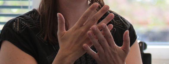En kvindes hænder i tegnsprog