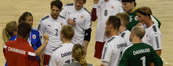 Danske håndboldspillere får gode råd i en pause i spillet