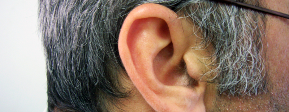 Nærbillede af en mands øre