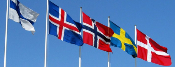 Foto af det finske, det islandske, det norske, det svenske og det danske flag mod en blå himmel.