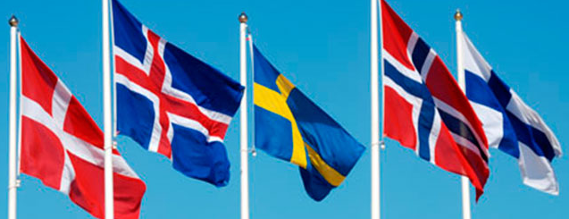 De fem nordiske flag mod en blå himmel.